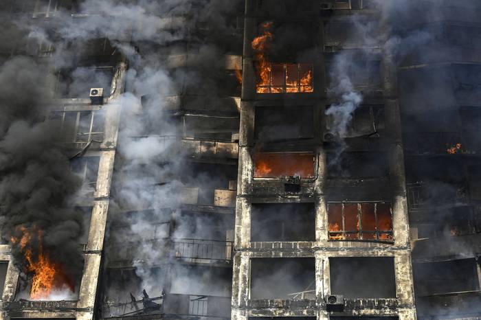 Edificio de apartamentos en Kiev, el martes, luego de los ataques en áreas residenciales. · Foto: Aris Messinis, AFP