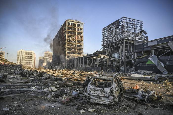 Centro comercial Retroville en un distrito residencial, tras un ataque ruso, ayer, en Kiev. · Foto: Aris Messinis, AFP