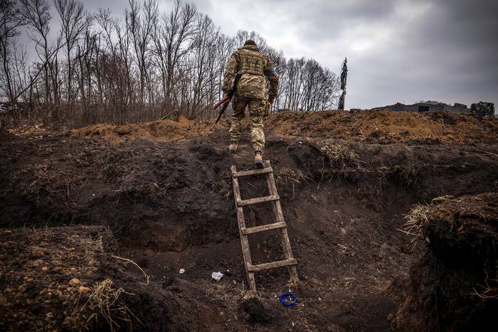 Trinchera en el frente, este jueves, al este de Kharkiv, Ucrania. · Foto: Fadel Senna, AFP