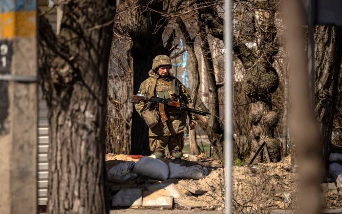 Un soldado ucraniano hace guardia, ayer, en la ciudad de Severodonetsk, región de Donbass. · Foto: Fadel Senna, AFP