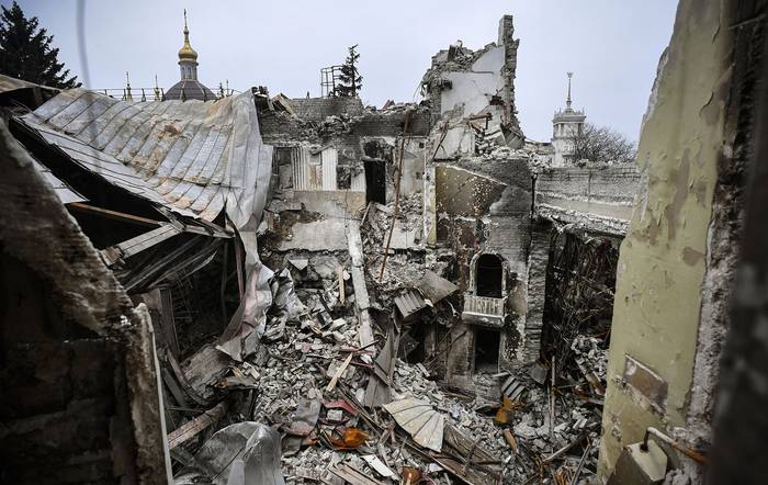 El teatro dramático Mariúpol parcialmente destruido, el 12 de abril de 2022, mientras las tropas rusas intensifican una campaña para tomar la ciudad. · Foto: Ejército ruso, afp
