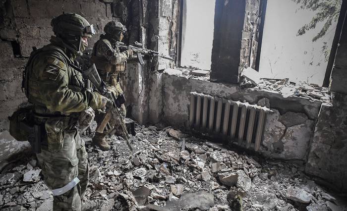 Soldados rusos patrullan en un edificio bombardeado, el martes, en Mariúpol. · Foto: Alejandro Nemenov, AFP