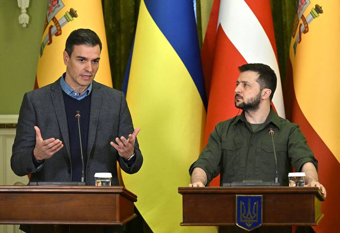 El presidente del gobierno español, Pedro Sánchez, y el presidente de Ucrania, Volodímir Zelenski, durante una conferencia de prensa, en Kiev (21.04.2022). · Foto: Genya Savilov, AFP 