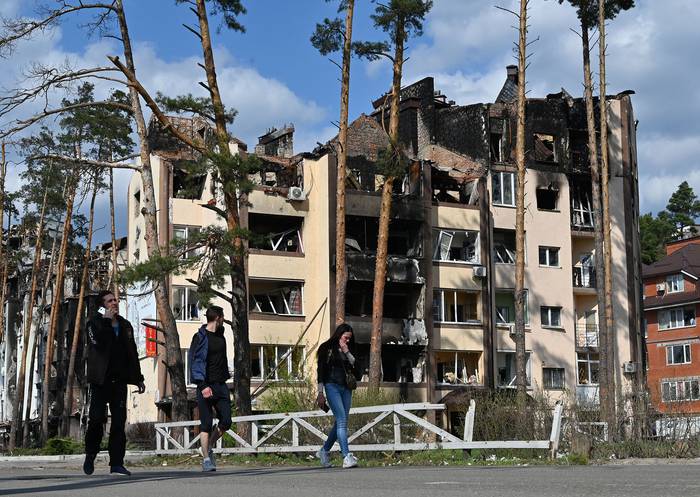 Edificio residencial bombardeado, en Irpin, al noroeste de Kiev. · Foto: Genya Savilov, AFP 