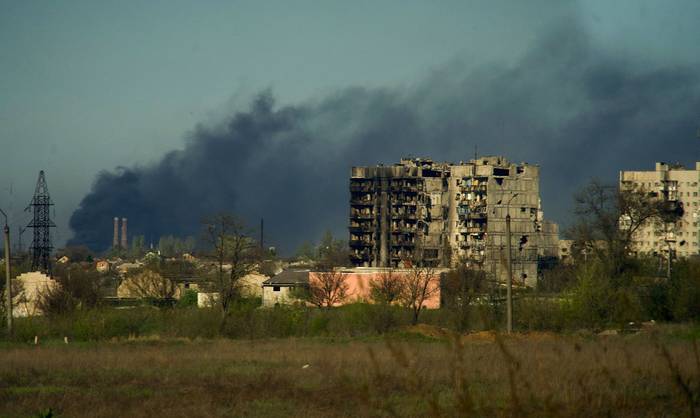 El humo se eleva desde los terrenos de la planta siderúrgica Azovstal, en la ciudad ucraniana de Mariupol, el 29 de abril. · Foto: Andrey Borodulin, AFP