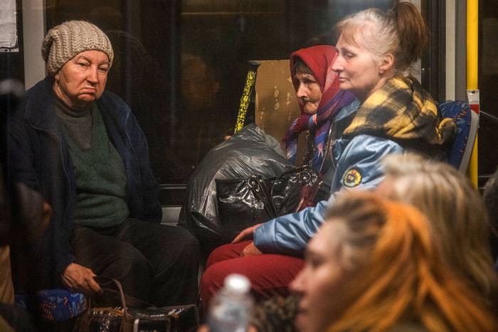 Personas evacuadas de Mariupol llegan en autobuses a un área de registro y procesamiento para desplazados internos, el 8 de mayo, en Zaporizhzhia. · Foto: Dimitar Dilkoff / AFP