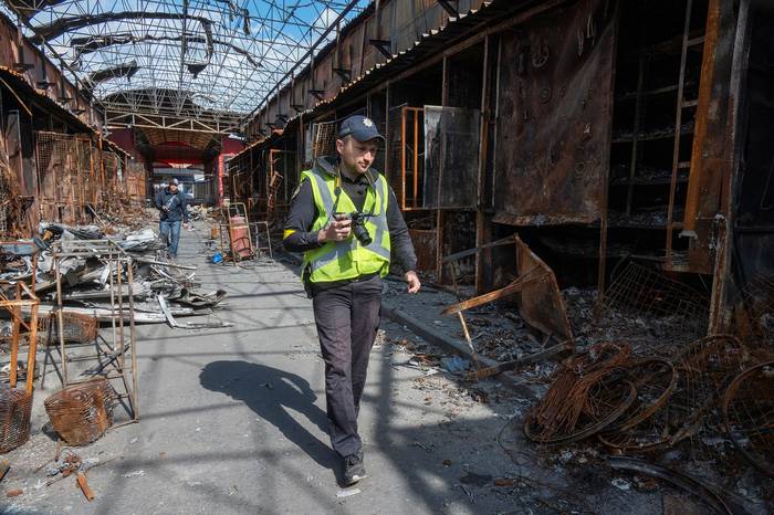 El mercado de ropa Barabashovo que fue destruido por bombardeos, ayer, en Járkov. · Foto: Sergey Bobok, AFP