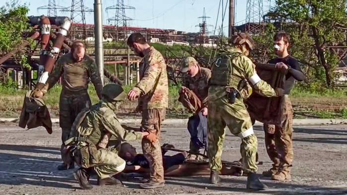 Personal ucraniano es registrado por militares prorrusos después de salir de la planta siderúrgica Azovstal, ayer, en Mariupol, Ucrania. · Foto: Ministerio de Defensa ruso, AFP