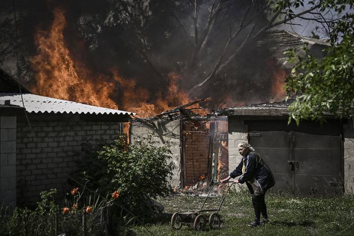 Casa en llamas después de un bombardeo en la ciudad de Lysytsansk, en la región ucraniana de Donbas, el 30 de mayo. · Foto: Aris Messinis, AFP
