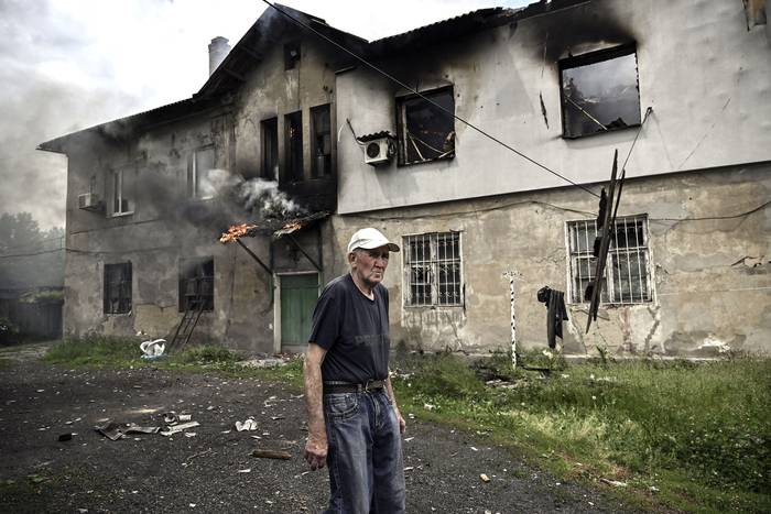 Edificio de apartamentos después de un bombardeo en la ciudad de Lysychansk, en la región de Donbas, el 5 de junio. · Foto: Aris Messinis, AFP
