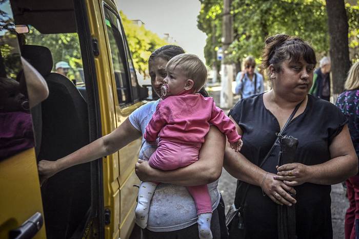 Evacuados de la ciudad de Sloviansk, este jueves, en la región oriental de Ucrania de Donbas. · Foto: Aris Messinis, AFP
