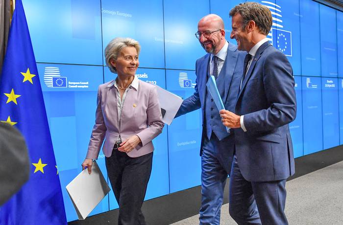 Ursula von der Leyen, presidenta de la Comisión Europea, Charles Michel, presidente del Consejo Europeo, y Emmanuel Macron, presidente de Francia, después de una conferencia de prensa durante un Consejo Europeo, este jueves, en Bruselas. · Foto: John Thys, AFP