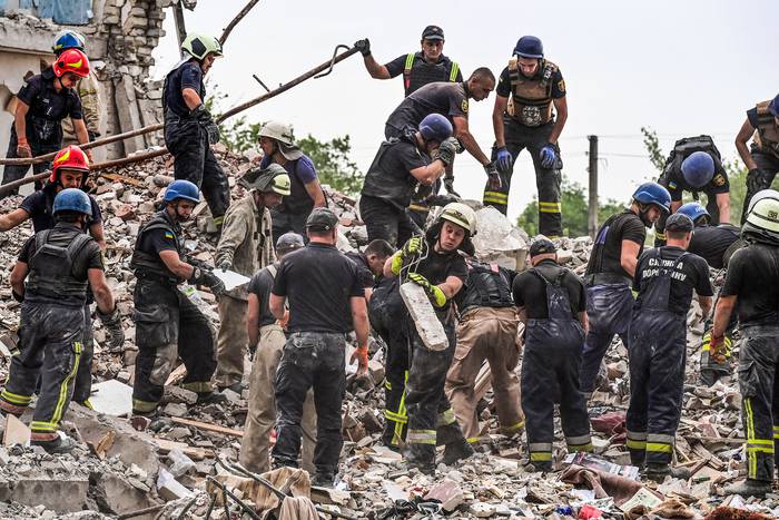 Trabajo de rescatistas después de que un edificio fuera parcialmente destruido tras un bombardeo, este domingo, en Chasiv Yar, este de Ucrania. · Foto: Miguel Medina, AFP.