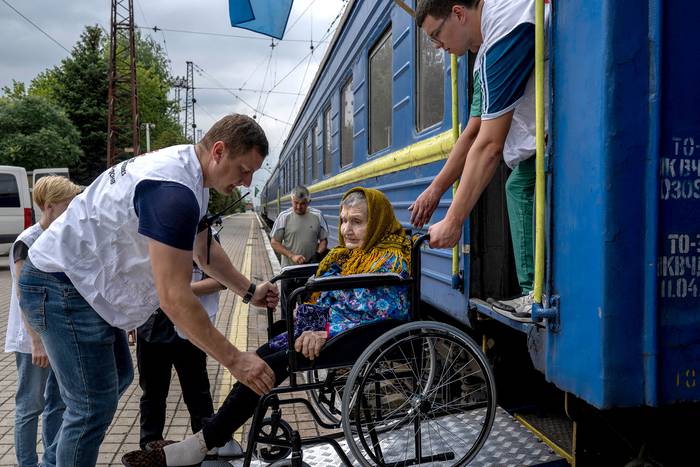 Tren utilizado por Médicos sin Fronteras para evacuar a personas de la región de Donetsk, este martes, en la estación de tren de Pokrovsk, Ucrania. · Foto: Bulent Kilic, AFP