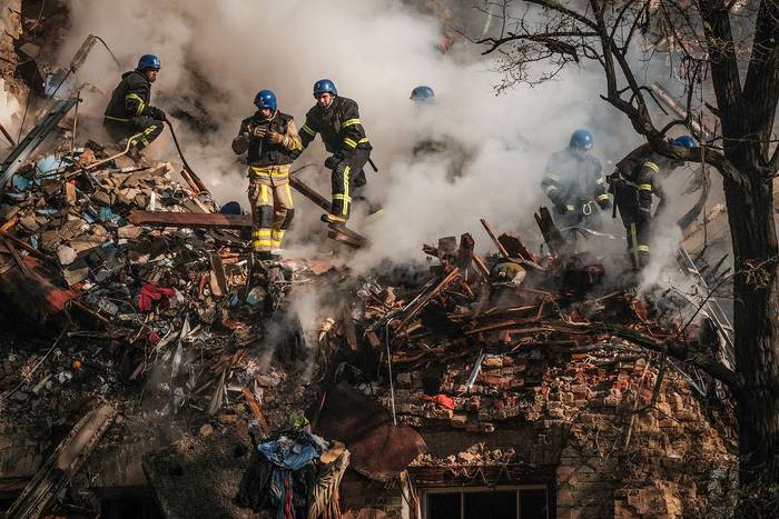 Bomberos ucranianos trabajan en un edificio destruido después de un ataque con drones, en Kiev (17.10.2022). · Foto: Yasuyoshi Chiba, AFP