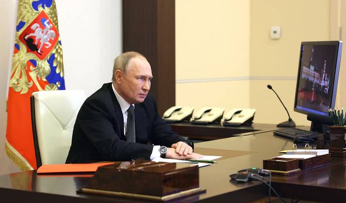 Vladimir Putin preside una reunión virtual del Consejo de Seguridad, en la residencia estatal de Novo-Ogaryovo, en las afueras de Moscú (19.10.2022). · Foto: Sergei Ilyin, Sputnik, AFP