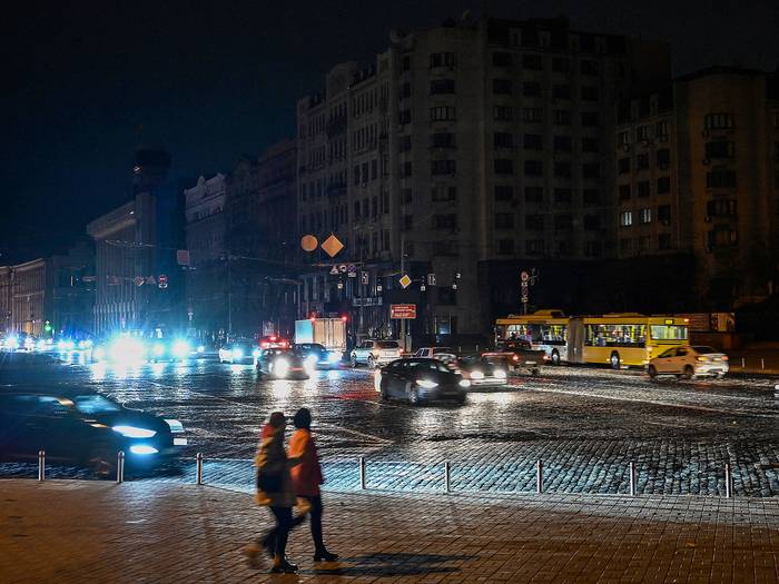 Kiev durante un apagón provocado los bombardeos rusos (27.10.2022). · Foto: Genya Savilov, AFP 