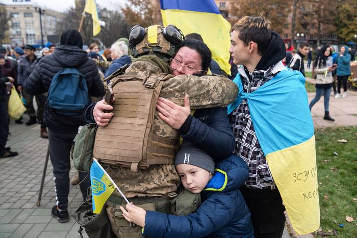 Los residentes locales abrazan a un soldado ucraniano, mientras celebran la liberación de Jersón, en Ucrania (13.11.2022). · Foto: AFP