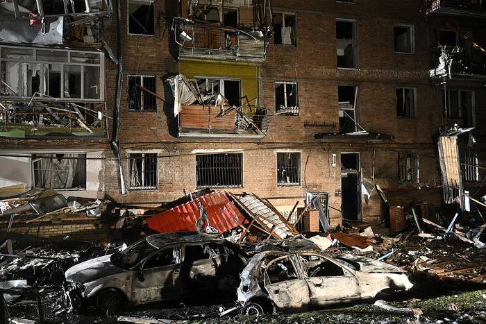 Consecuencias de un ataque ruso en las afueras de Kiev (23.11.2022). · Foto: Genya Savilov, AFP 