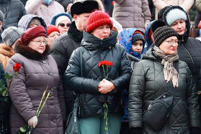 Concentración, este martes, en memoria  de los soldados rusos que murieron Makiivka. · Foto: Arden Arkman, AFP