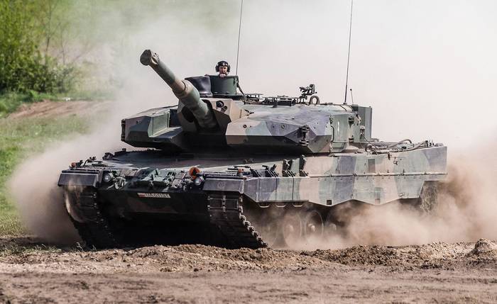 Tanque Leopard de fabricación alemana en Nowogard, Polonia (archivo, mayo de 2022). · Foto: Wojtek Radwanski / AFP