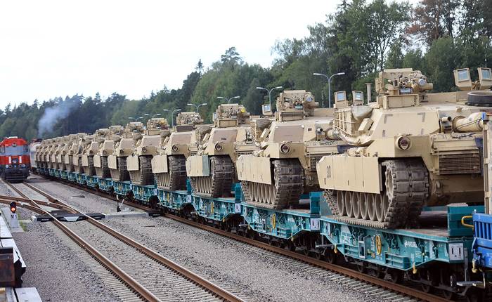 Tanques Abrams del Ejército de Estados Unidos en la estación de tren de Mockava en Lituania, el 5 de septiembre de 2020. · Foto: Petras Malukas, AFP