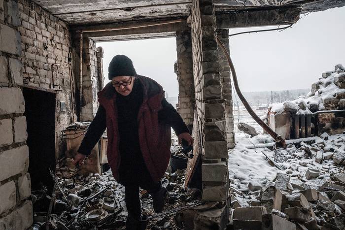 Lyubov Surzhan, de 66 años, en su apartamento destruido, este domingo, en la ciudad de Lyman, región de Donetsk. · Foto: Yasuyoshi Chiba, AFP