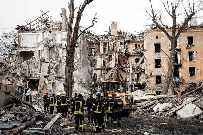 Edificio destruido por un cohete, ayer, en Kramatorsk. · Foto: Yasuyoshi Chiba, AFP