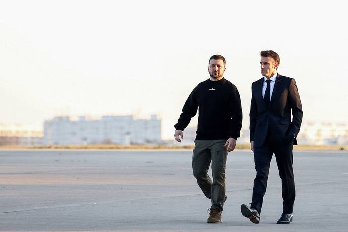 El presidente de Ucrania, Volodímir Zelenski, y el presidente de Francia, Emmanuel Macron, en la pista de la base aérea de Velizy-Villacoublay, Francia (09.02.2023). · Foto: Mohammed Badra, AFP