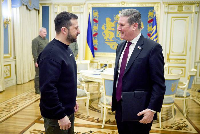Volodímir Zelenski, presidente de Ucrania, y Keir Starmer, líder del Partido Laborista de la oposición británica, en Kiev (16.02.2023). · Foto: Presidencia de Ucrania, AFP