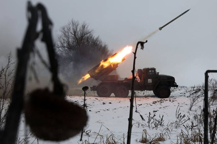 Un lanzacohetes ucraniano dispara hacia posiciones rusas, en la región sureste de Kharkiv (25.02.2023). · Foto: Anatolli Stepanov, AFP