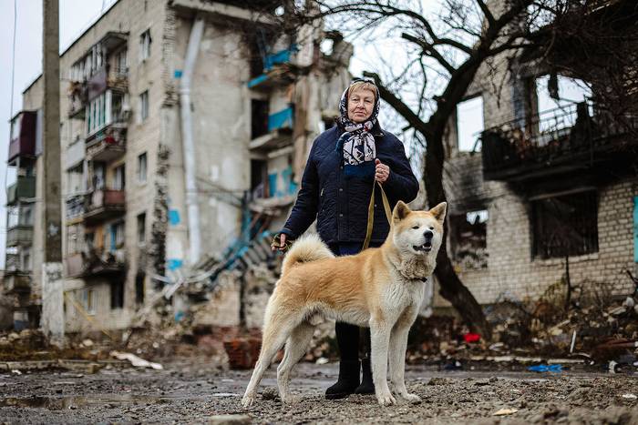 Tatiana Chvalun, de 70 años, frente a su edificio residencial destruido, el 26 de febrero, en la ciudad de Izium, región de Járkov. · Foto: Anatolli Stepanov, AFP