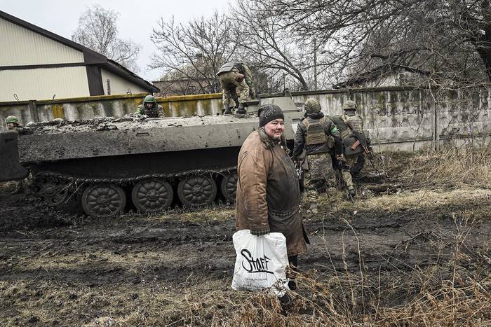 Militares ucranianos se preparan para pasar al frente cerca de la ciudad de Bakhmut (08.03.2023). · Foto: Aris Messinis, AFP