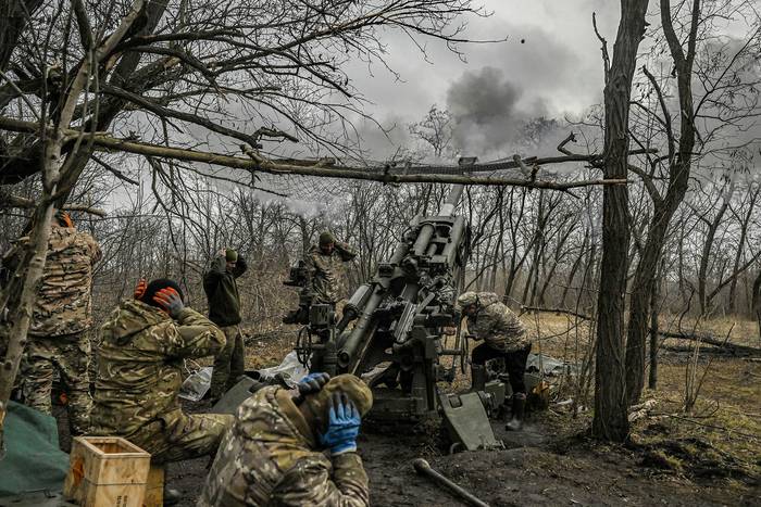Militares ucranianos disparan artillería hacia las posiciones rusas, cerca de la ciudad de Bakhmut, Ucrania (11.03.2023). · Foto: Aris Messinis, AFP