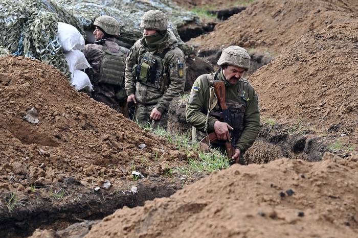 Militares ucranianos cerca de la ciudad de Bakhmut, región de Donetsk, el 8 de abril. · Foto: Genya Savilov, AFP 