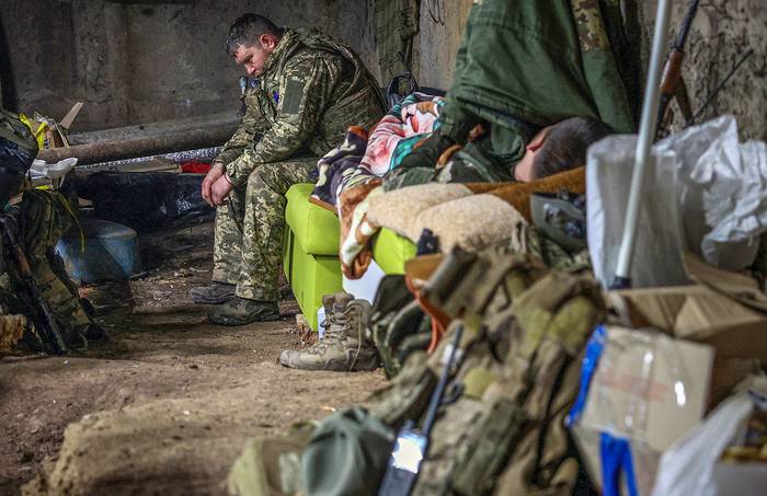 Un militar ucraniano descansa en un refugio antiaéreo en la línea del frente, en la ciudad de Bajmut, región de Donetsk (23.04.2023). · Foto: Anatolli Stepanov, AFP