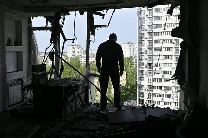 Vitali Klitschko, alcalde de Kiev,  examina un edificio residencial dañado por los restos de un dron ruso derribado en Kiev (08.05.2023). · Foto: Genya Savilov, AFP 