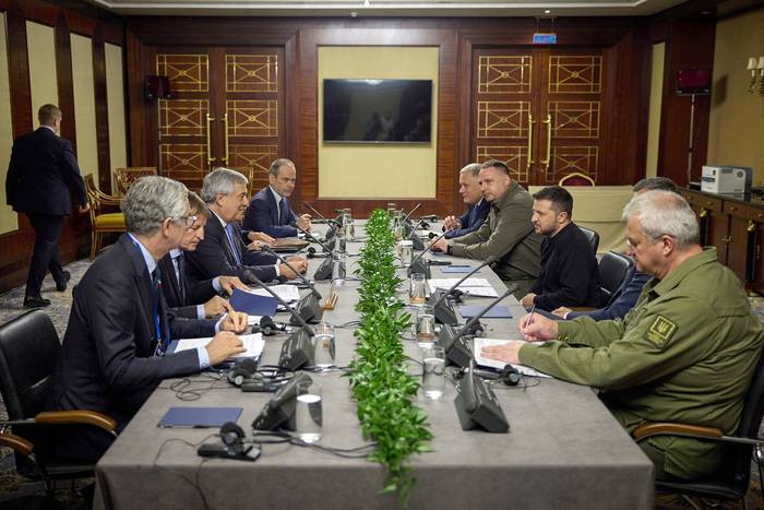 Volodímir Zelenski y ministros de Relaciones Exteriores de la Unión Europea, en Kiev (02.10.2023). · Foto: Gobierno de Ucrania, AFP