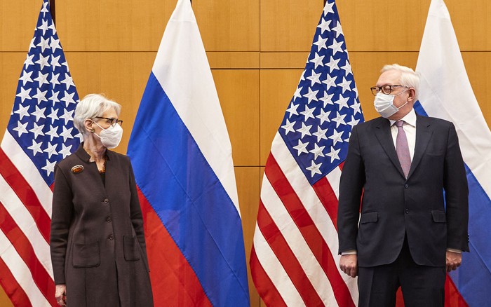 Wendy Sherman, subsecretaria de Estado de Estados Unidos, y Sergei Ryabkov, viceministro de Relaciones Exteriores de Rusia, asisten a conversaciones de seguridad sobre las crecientes tensiones en Ucrania, este lunes, en Ginebra. · Foto: Denis Balibouse, pool, AFP