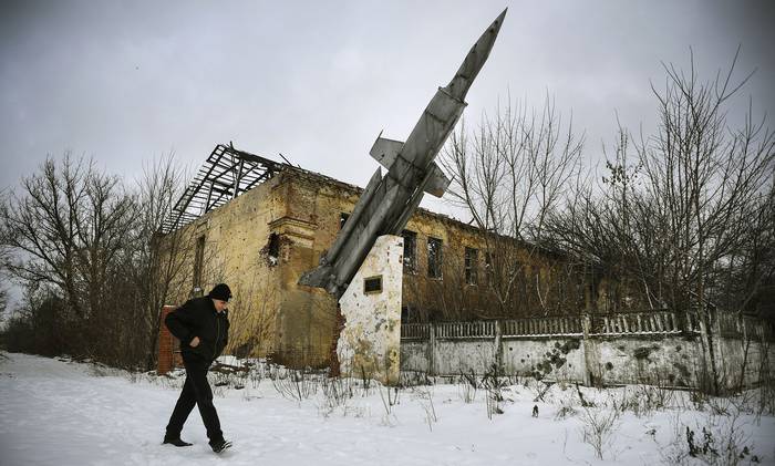 Edificio destruido de una antigua instalación militar, ayer, en el pueblo de Vesyoloye, suburbio de Donetsk, capital de la autoproclamada República Popular de Donetsk, en el este de Ucrania. · Foto: Alejandro Nemenov, AFP