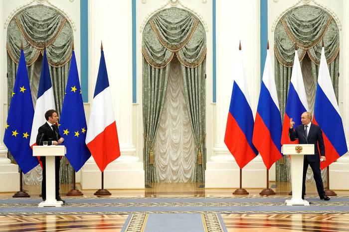 Emmanuel Macron y Vladimir Putin, el lunes 7,  en Moscú. · Foto: Thibault Camus, pool, AFP