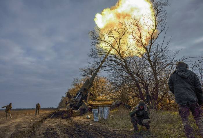Militares ucranianos disparan un cañón desde el área de Kherson, Ucrania. · Foto: Stanislav Kozliuk, EFE