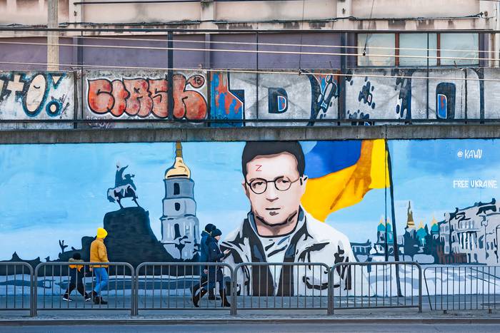 Mural del presidente ucraniano Volodimir Zelenski creado por el artista Kawu, este miércoles, en Poznan, Polonia. · Foto: Jakub Kaczmarczyk, EFE