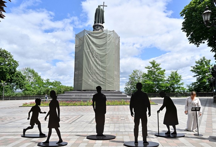 El monumento al príncipe Volodímir aparece protegido, el 26 de junio, en Kiev. · Foto: Sergei Supinsky, AFP