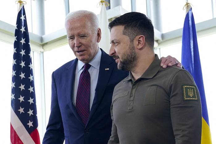 Joe Biden, presidente de los Estados Unidos, y Volodímir Zelenski, presidente de Ucrania, durante la Cumbre de Líderes del G7 en Hiroshima (21.05.2023). · Foto: Susan Walsh, pool, AFP