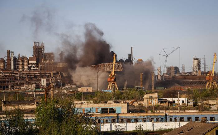Planta siderúrgica Azovstal en Mariupol, Ucrania, el lunes 9 de mayo. · Foto: Alessandro Guerra, EFE