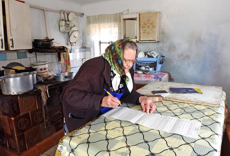 Una mujer previo a emitir el voto en su casa en la aldea de Univ, a unos 50 kilómetros de la ciudad de Lviv, el 31 de marzo, durante la primera vuelta de las elecciones presidenciales de Ucrania. Foto: yuri dyachyshyn / afp · Foto: Yuri Dyachyshyn / AFP Una mujer previo a emitir el voto en su casa en la aldea de Univ, a unos 50 kilómetros de la ciudad de Lviv, el 31 de marzo, durante la primera vuelta de las elecciones presidenciales de Ucrania. Foto: yuri dyachyshyn / afp · Foto: Yuri Dyachyshyn / AFP