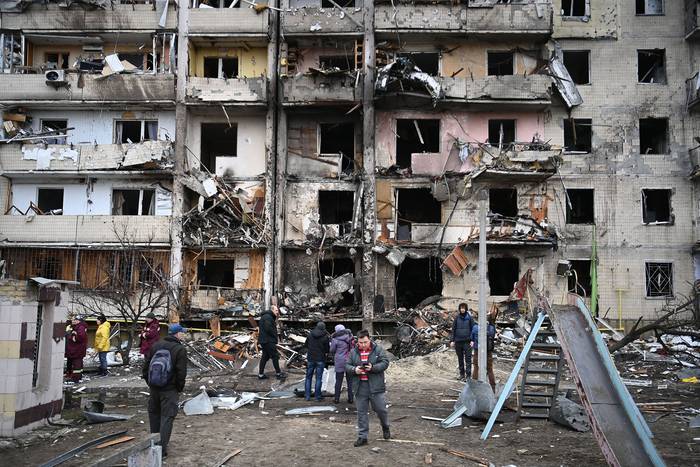 Edificio residencial dañado por bombardeo ruso, el 25 de febrero, en Kiev, Ucrania. · Foto: Daniel Leal, AFP