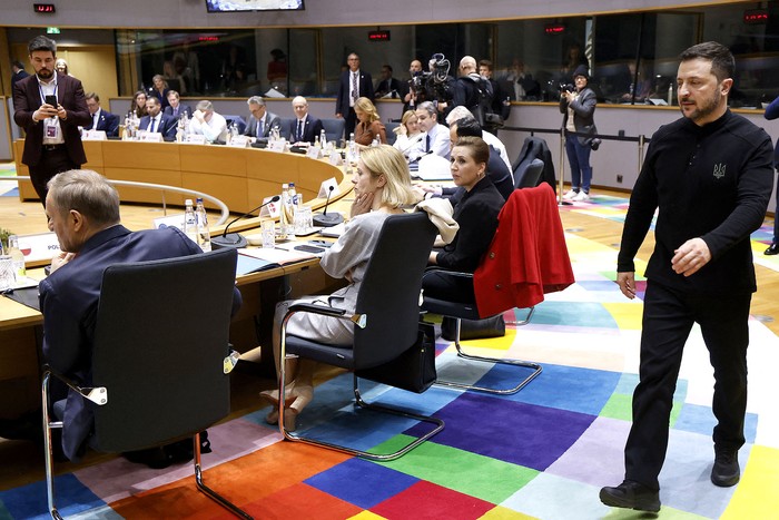 Volodymyr Zelensky, presidente de Ucrania, asiste a una reunión especial del Consejo Europeo, el jueves, en la sede de la UE en Bruselas. · Foto: Ludovic Marin, AFP