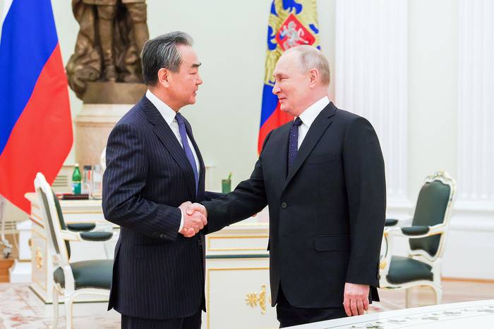 Wang Yi y Vladimir Putin, en el Kremlin, en Moscú (22.02.2023). · Foto: Anton Novoderezhkin, Sputnik Kremlin, EFE